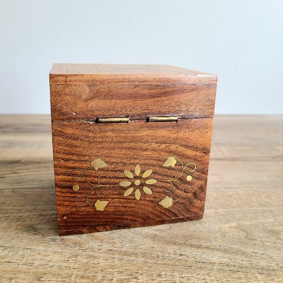Vintage wooden trinket /jewelry box with brass floral inlay. - Picture 7 of 10